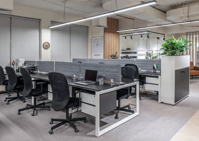 Moscow studio with an open-plan working area and glass partitions